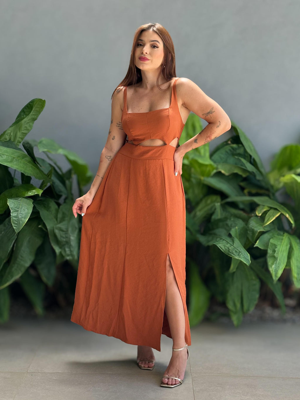 Vestido Longo Feminino com Recortes Laterais e Fenda