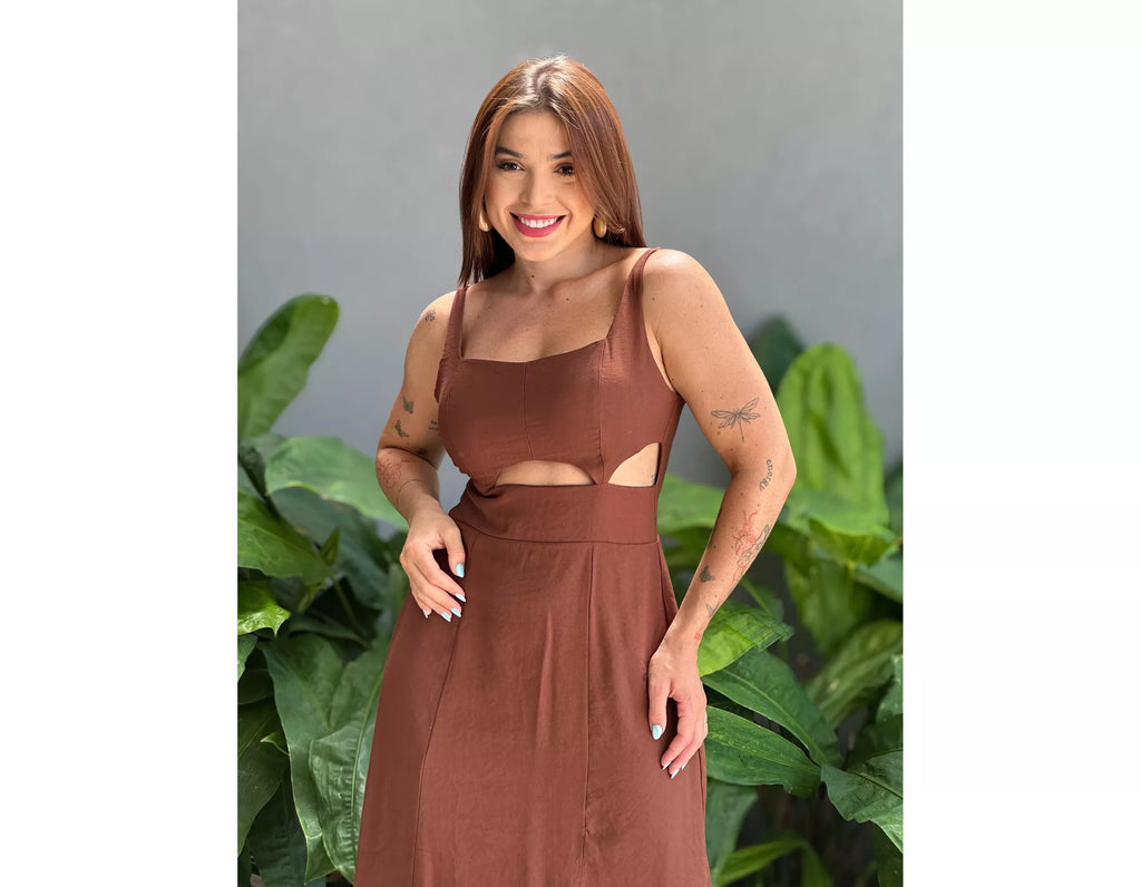 Vestido Longo Feminino com Recortes Laterais e Fenda